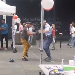 Espectacular baile entre un madurito y una policía