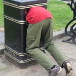 Personas atrapadas en contenedores de basura
