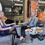 Drones sirviendo las mesas en un restaurante