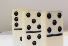Una ficha de dominó