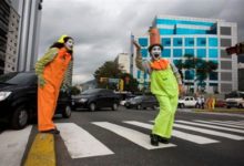 Mimos dirigiendo el tráfico en Caracas
