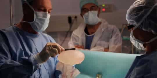 Los peligrosos implantes mamarios