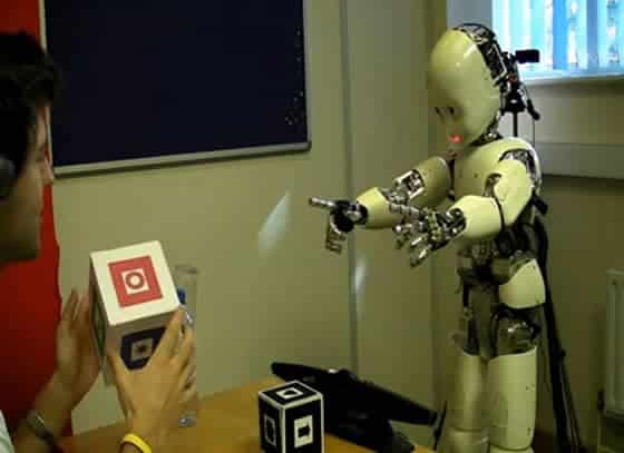 El robot que aprende a hablar como un bebé