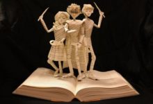 Esculturas de papel de libros de cuentos