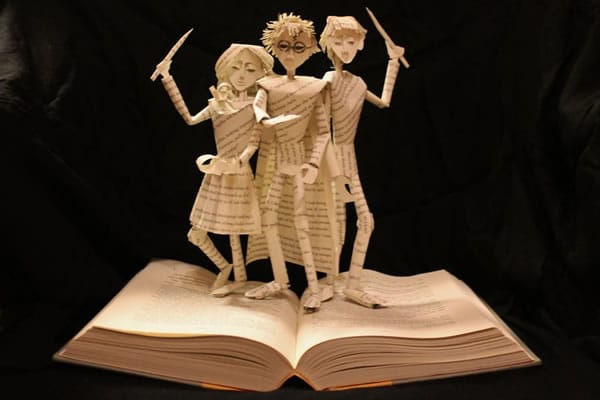 Esculturas de papel de libros de cuentos