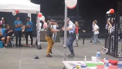 Espectacular baile entre un madurito y una policía