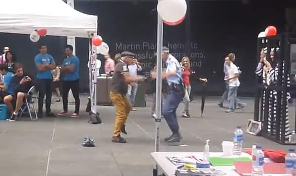 Espectacular baile entre un madurito y una policía