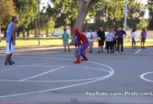 Spider--man jugando al baloncesto