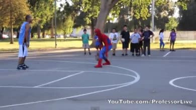 Spider--man jugando al baloncesto