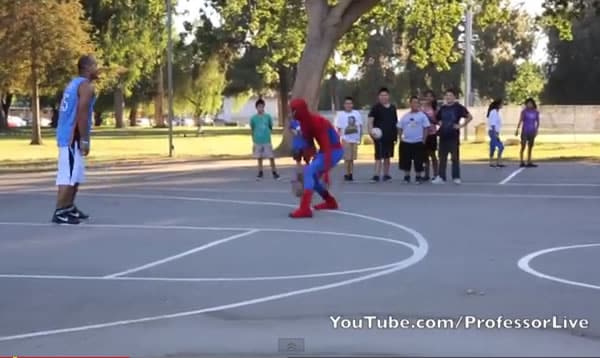 Spider--man jugando al baloncesto