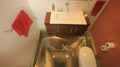 Un cuarto de baño sobre el hueco del ascensor