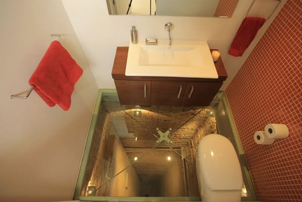 Un cuarto de baño sobre el hueco del ascensor