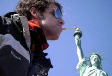 Encendiendo un cigarro en la Estatua de la Libertad
