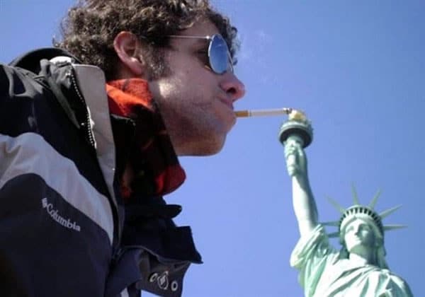 Encendiendo un cigarro en la Estatua de la Libertad