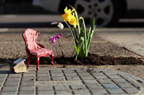 El hombre que utiliza los baches para hacer pequeños jardines