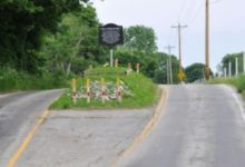 Una tumba en el medio de la carretera