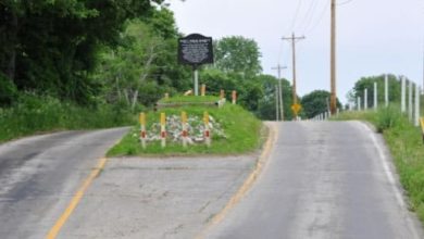 Una tumba en el medio de la carretera