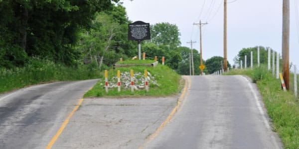 Una tumba en el medio de la carretera