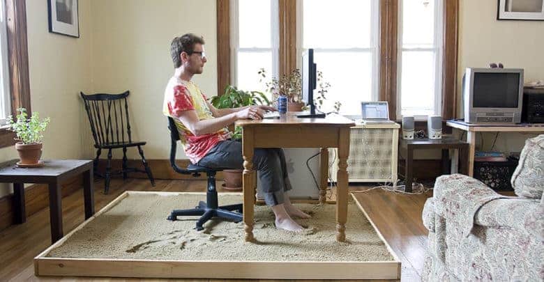 Navegando por Internet con la arena entre los pies