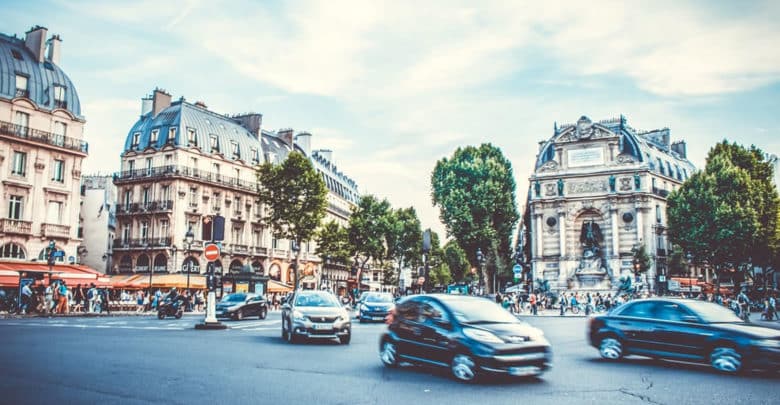 Francia prohibe utilizar el móvil en el coche aunque esté parado el vehículo