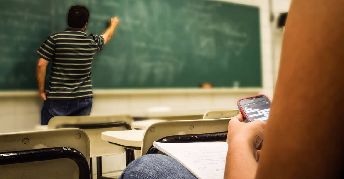 Los alumnos franceses menores de 15 años no podrán usar los móviles en el centro educativo