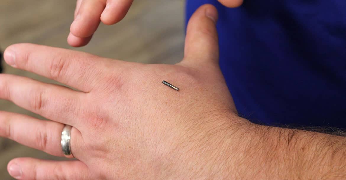 Cómo pagar sin efectivo gracias a un microchip implantado bajo la piel