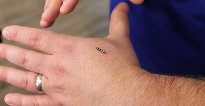 Cómo pagar sin efectivo gracias a un microchip implantado bajo al piel