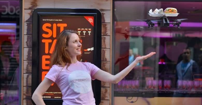 Drones sirviendo las mesas en un restaurante