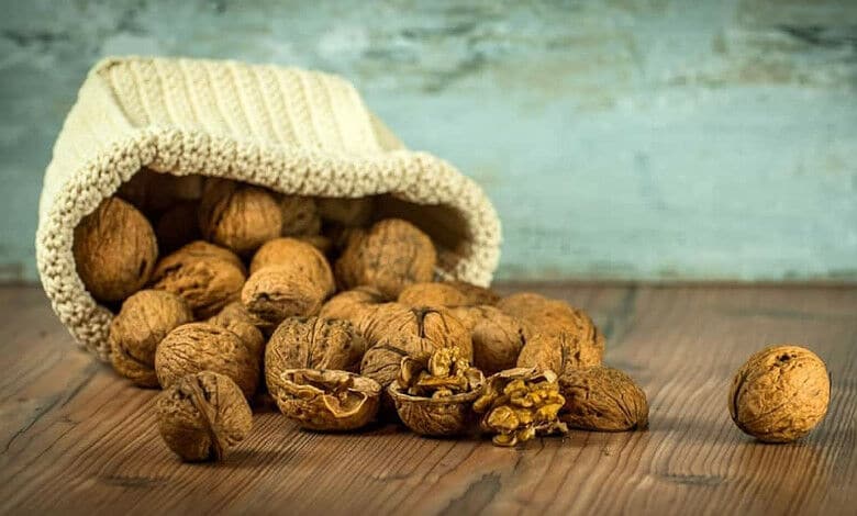 Comer nueces para reducir el nivel de colesterol