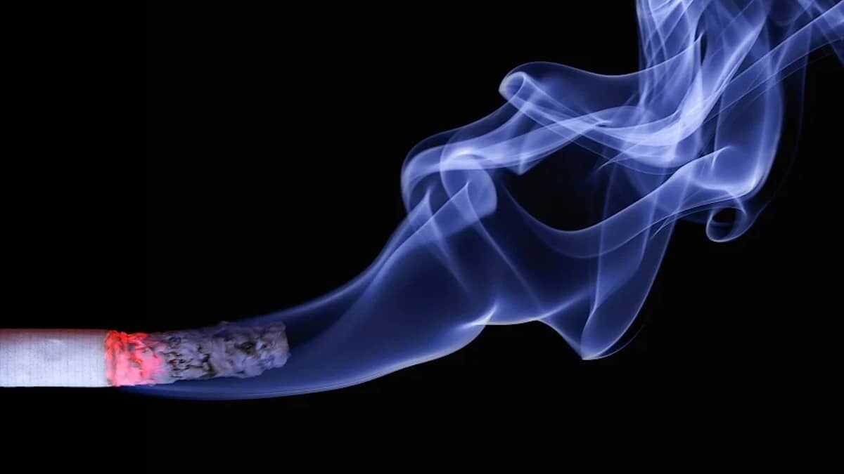 Se recomienda no fumar en lugares públicos por riesgos de contagio del COVID-19