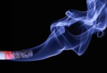 Se recomienda no fumar en lugares públicos por riesgos de contagio del COVID-19