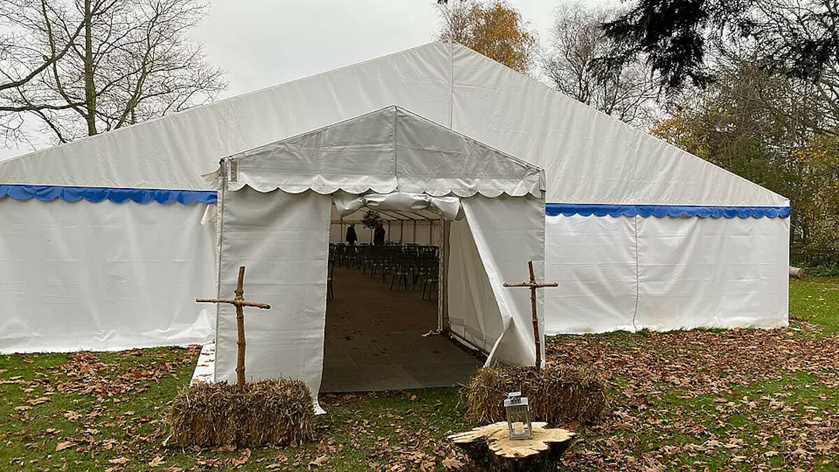 En una iglesia en Dinamarca se ha habilitado una carpa para la Navidad