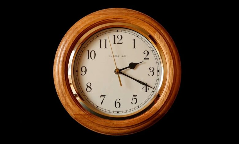 ¿Cómo poner el reloj en hora?