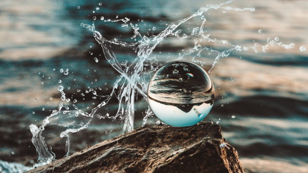 El agua está calificada como una sustancia extraña, única en la Naturaleza