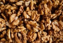 Comer nueces puede mejorar la salud cerebral en personas adultas