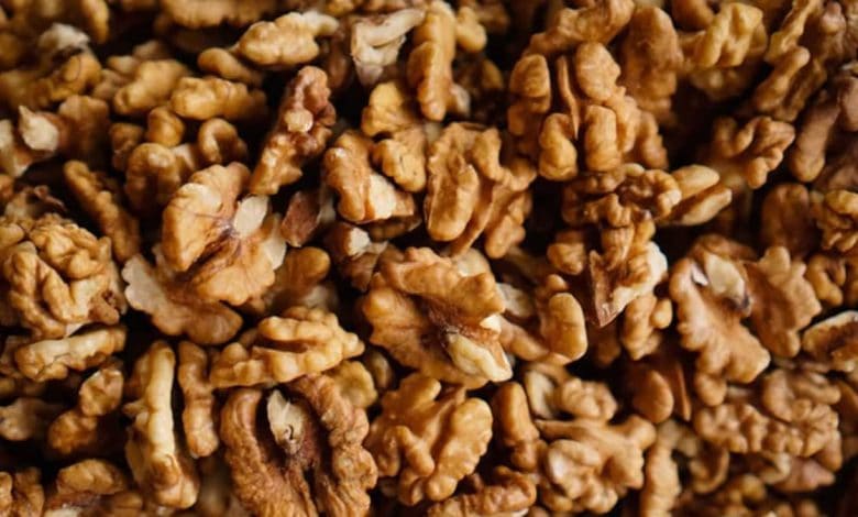 Comer nueces puede mejorar la salud cerebral en personas adultas