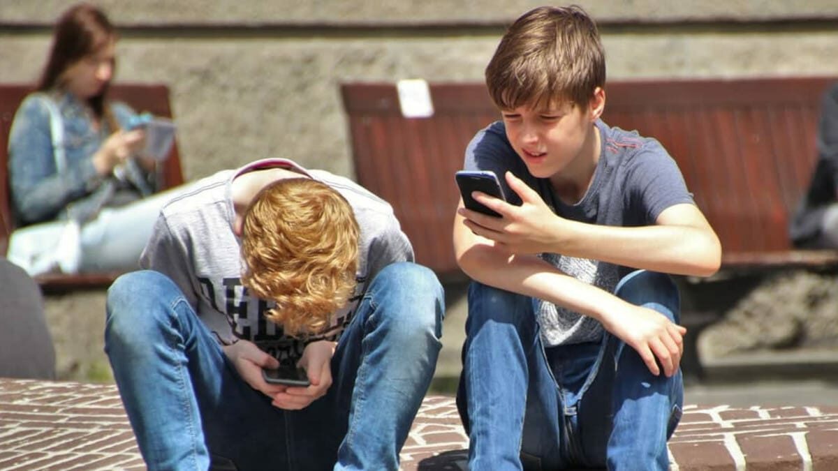El uso excesivo de dispositivos móviles retrasa la adquisición de habilidades en los niños