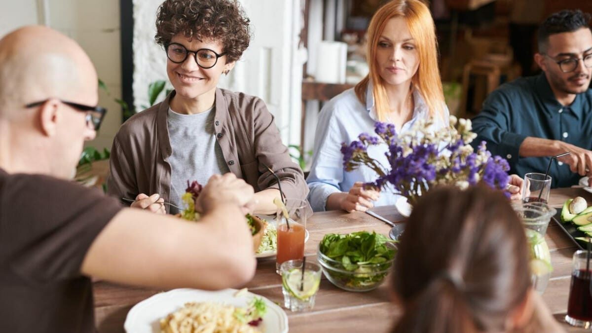 Comer acompañado: ¿por qué es más saludable?