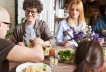 Comer acompañado: ¿por qué es más saludable?