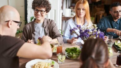 Comer acompañado: ¿por qué es más saludable?