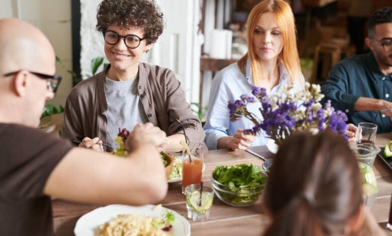 Comer acompañado: ¿por qué es más saludable?