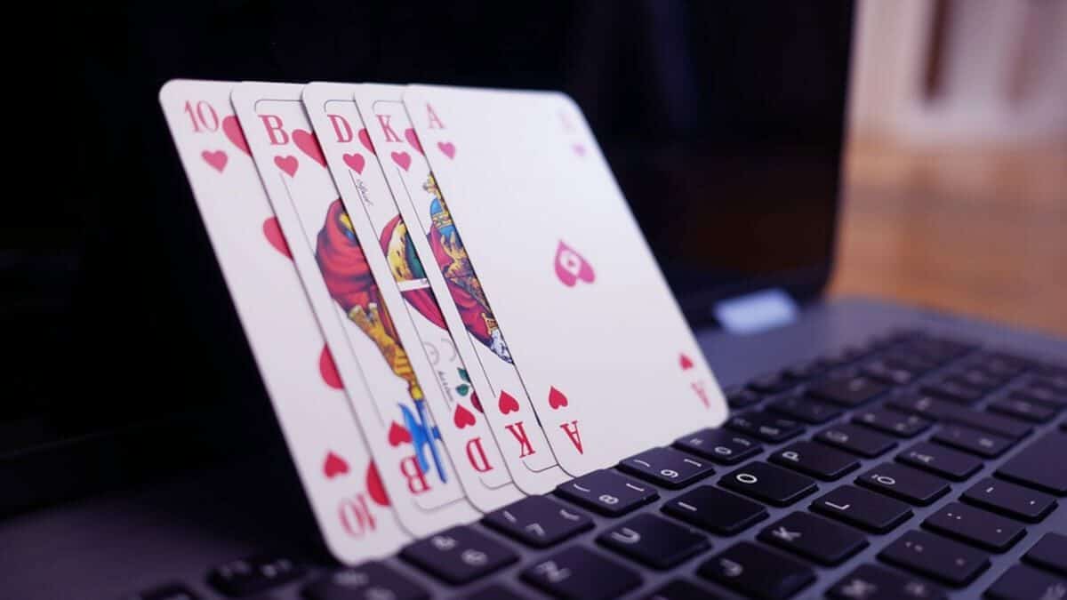 11 rasgos esenciales para jugar al póquer en línea