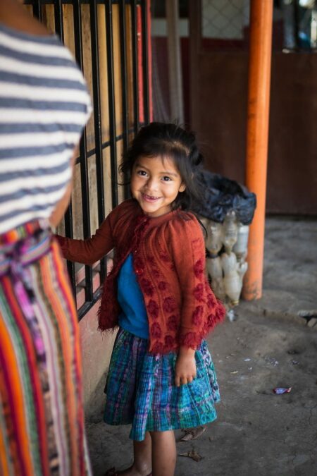 Niña en Guatemala reciclando plástico