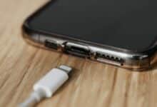 Cuidado con cargar el télefono móvil en estaciones públicas