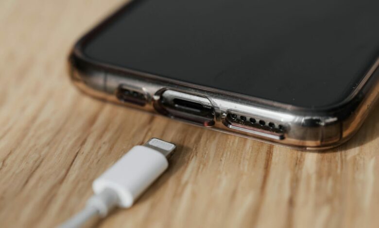Cuidado con cargar el télefono móvil en estaciones públicas