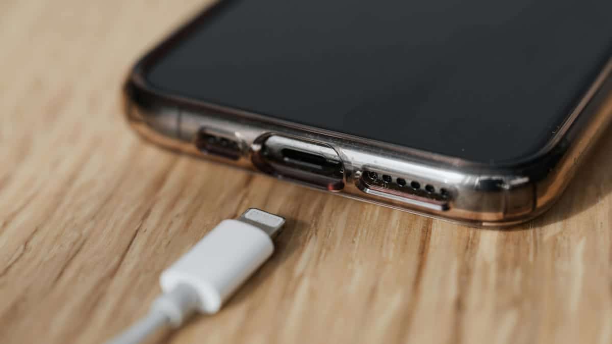 Cuidado con cargar el télefono móvil en estaciones públicas