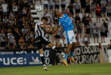 Los riesgos de los cabezazos en el fútbol para el cerebro