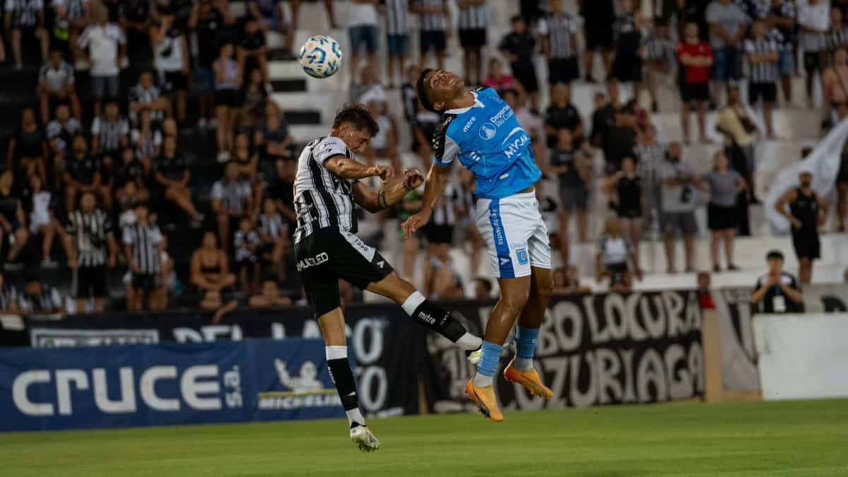 Los riesgos de los cabezazos en el fútbol para el cerebro