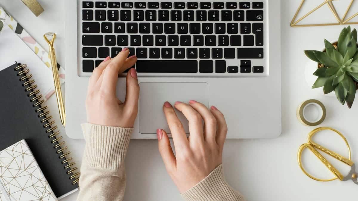 Copywriter utilizando las herramientas de copywriting ideales para mejorar sus textos