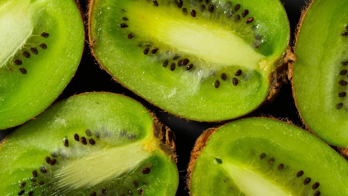 Tomar kiwis para aliviar el estreñimiento